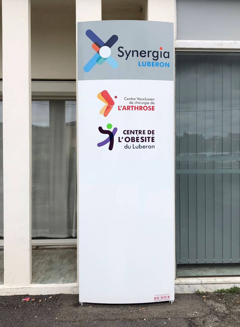 Totem simple face galbé avec un décor en film adhésif de couleur