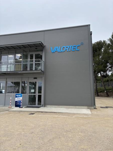 Enseinge en lettres découpées en alu avec sur-lettres en alu pour cacher les fixations.