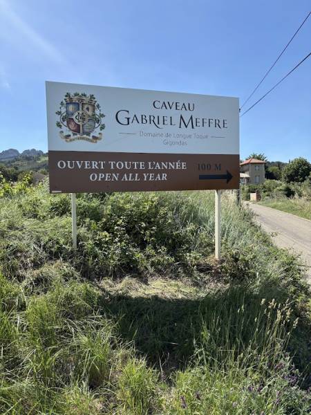 Panneau pour la Maison Gabrielle Meffre à Gigondas.