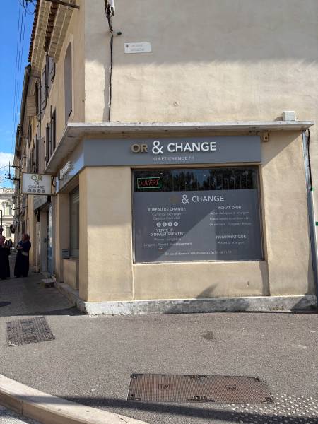 Nouvelle enseigne Or&Change : une identité visuelle élégante et lumineuse pour renforcer la visibilité de la boutique.