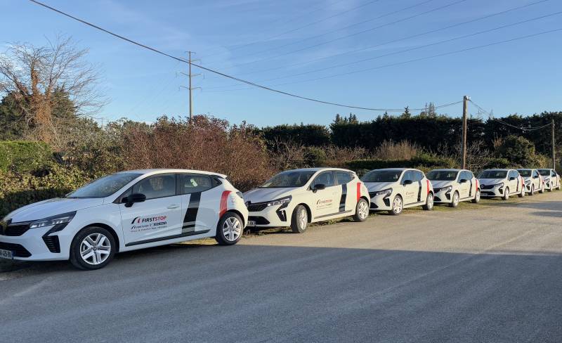 Sept voitures alignées, prêtes à partir ! 