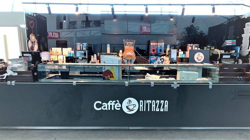 Lettres PVC fixées sur le comptoir