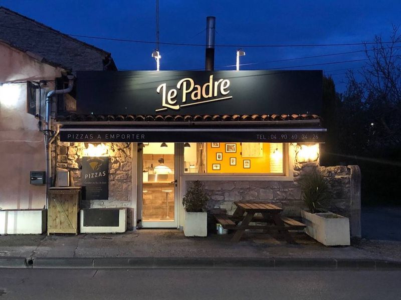 Lettres plates en PVC compact sur tôle aluminium découpé