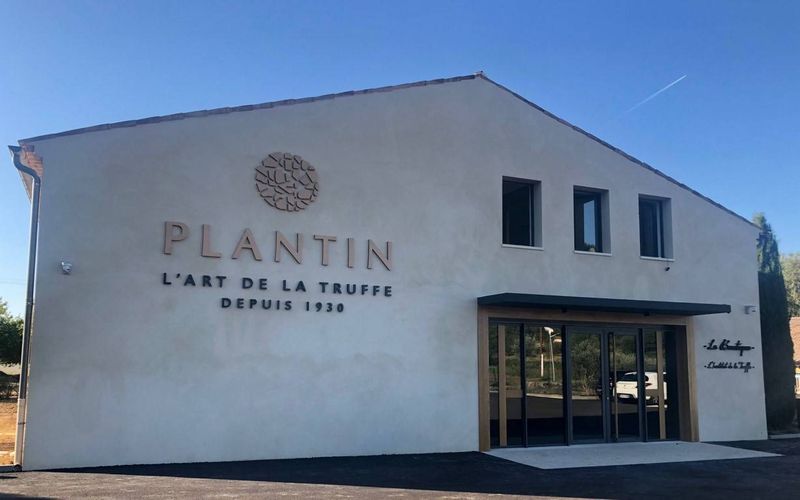 Lettres en aluminium laqué découpées à plat