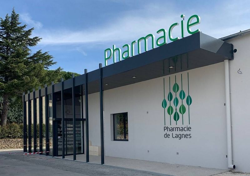 Lettres boitier plexiglas sur peigne et lettres plates en plexiglas