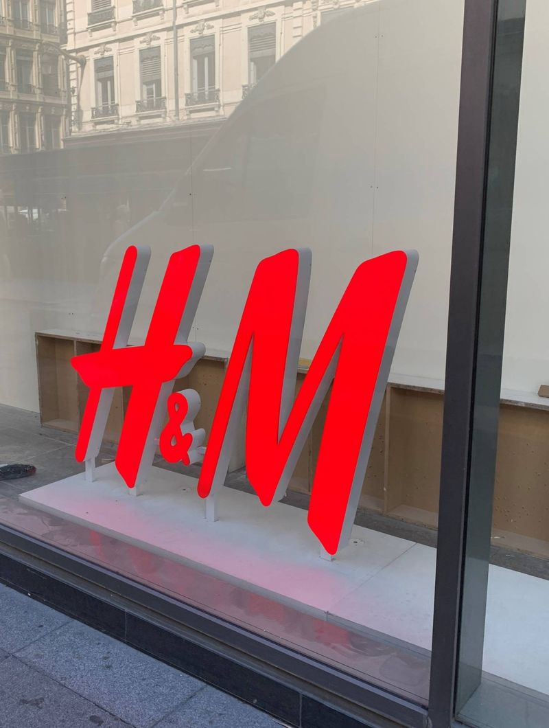 Lettres boitier plexiglas rouge sur châssis en tube alu