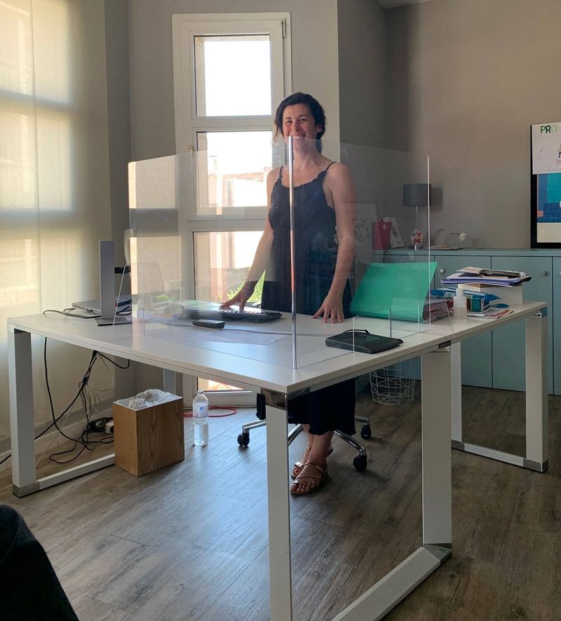 Parois de protection en plexiglas incolore 5 mm pliées avec passe document