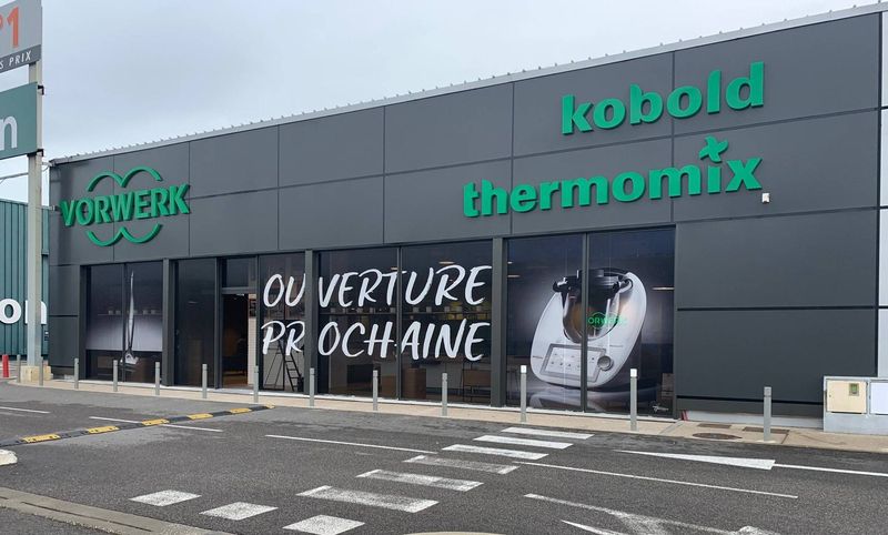 Enseignes lumineuses et décor en film micro perforé