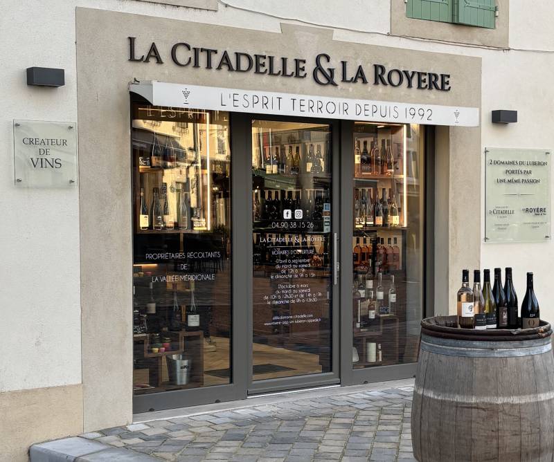 Enseigne en lettres PVC compact 20 mm, découpées à plat et laquées blanc, avec fixations invisibles