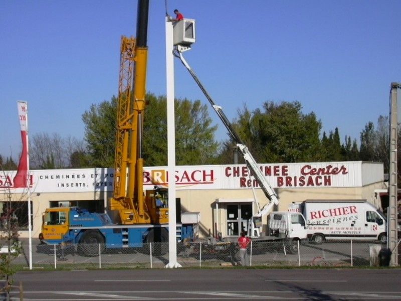 Pose avec grue des Enseignes RICHIER