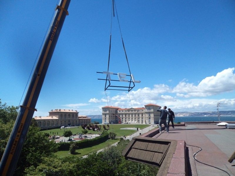Pose avec grue sur le toît du Sofitel Vieux Port