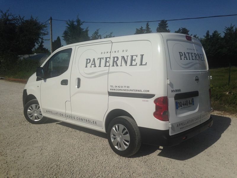 Décor en film adhésif sur véhicule