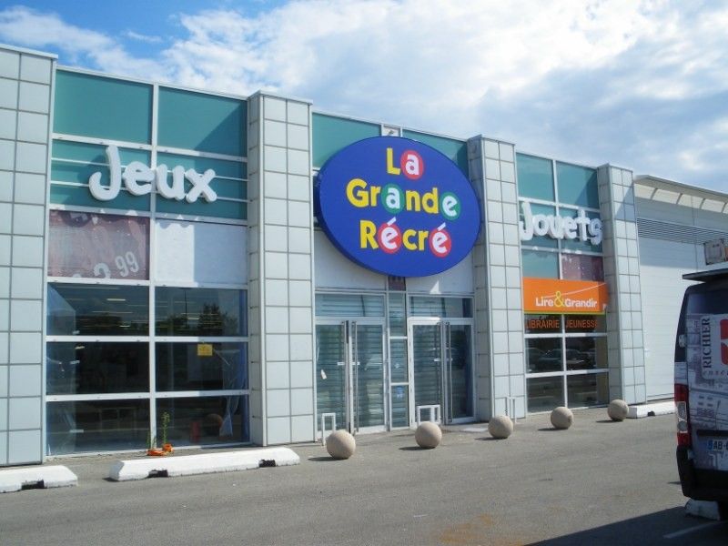 Caisson lumineux rond toile tendue avec décor en film adhésif