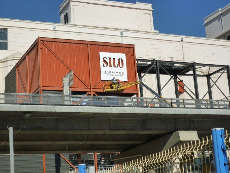 Enseigne lumineuse à Marseille pour la salle de spectacle Le Silo