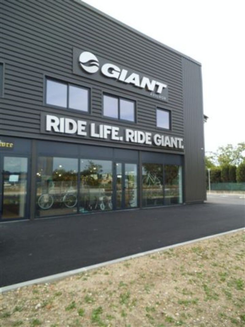 Lettres boitiers en inox brossé pour Giant France à Aix en Provence