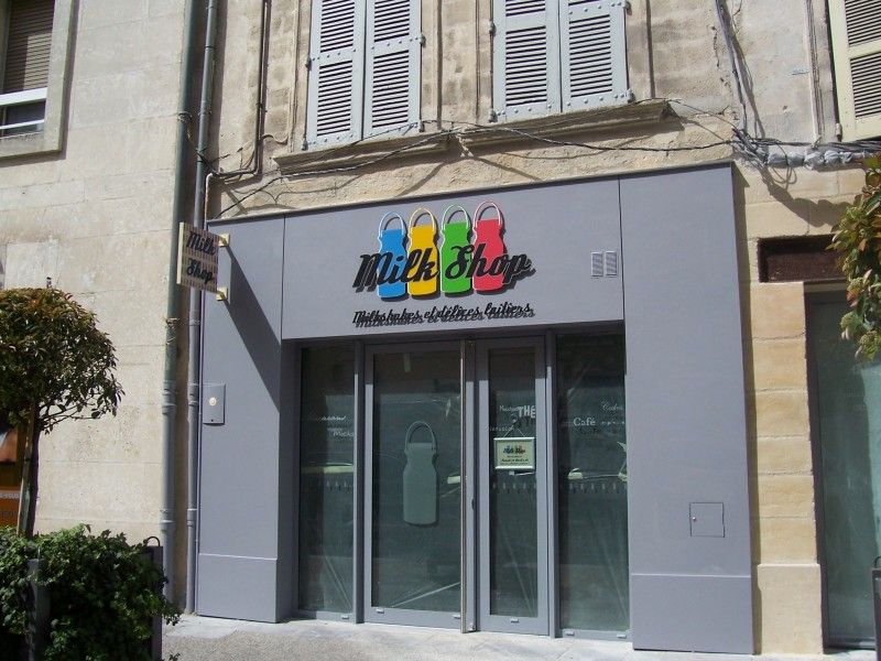 Enseigne pour Le Milk Shop, délices laitiers s'installe à Avignon