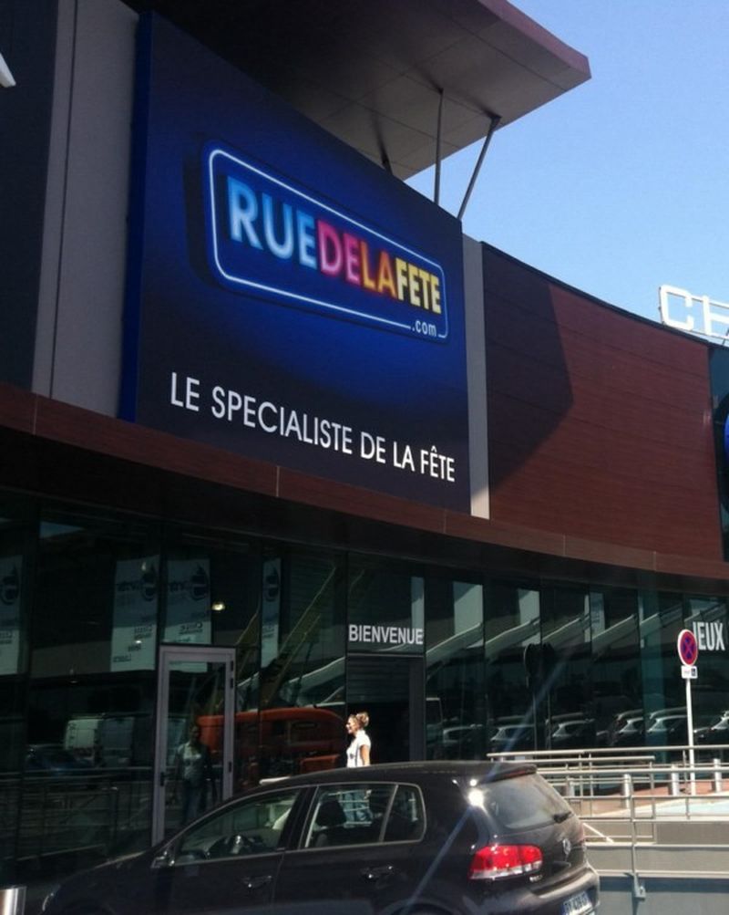 Enseigne lumineuse à Toulon pour le magasin Rue de la Fête