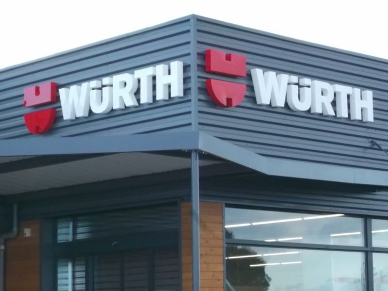Enseignes lumineuses boitier plexiglas pour WURTH, à Orange
