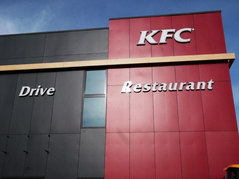 Enseignes lumineuses et signalétique KFC Perpignan