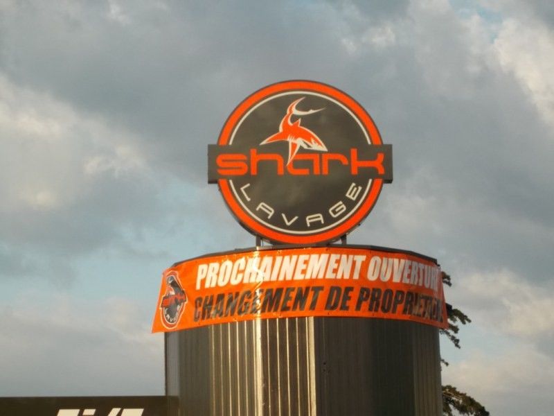 Enseigne lumineuse pour Shark Lavage et signalétique