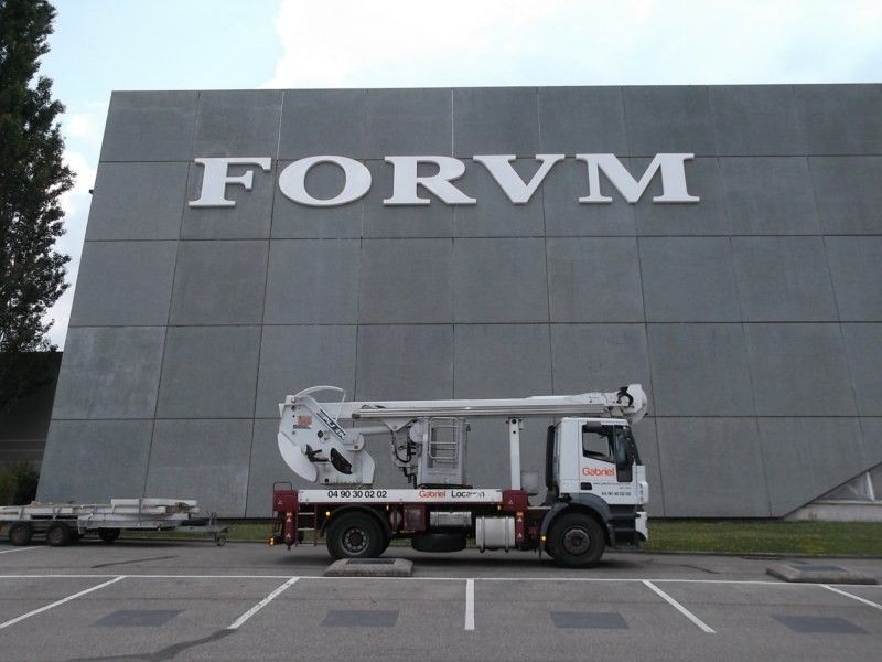 Enseignes lumineuses pour le FORUM, à Laudun