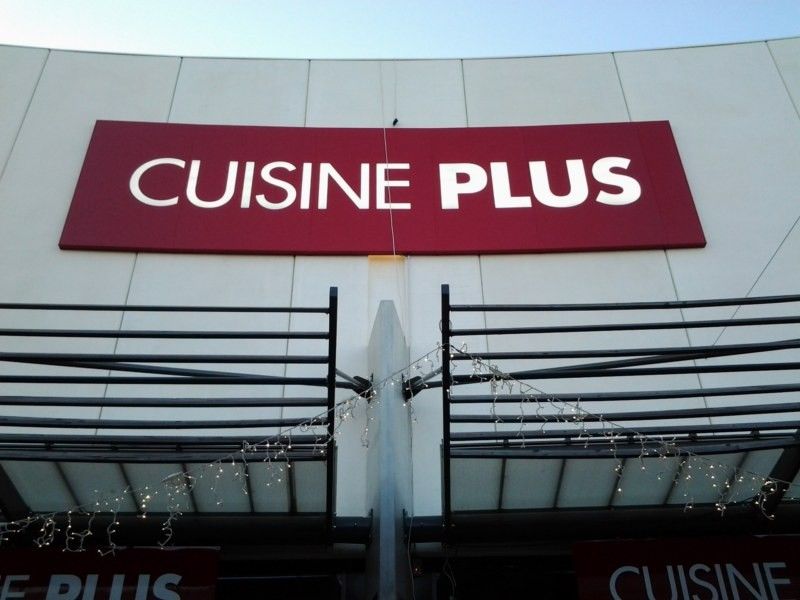 Enseignes lumineuses à Avignon dans le vaucluse pour  CUISINE PLUS au Buld 'Air Shopping Center