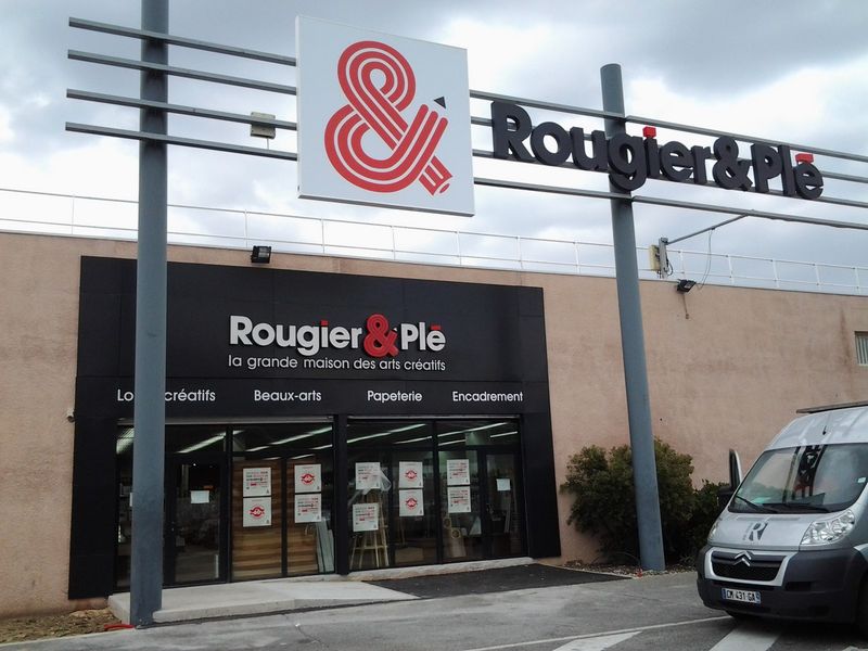 Enseignes lumineuses pour à Avignon centre commercial Cap Sud, pour le magasin ROUGIER & PLE