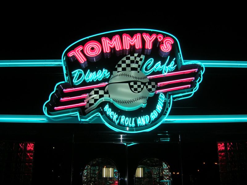 Fabrication d'enseignes lumineuses en tube néon dans à Avignon dans le Vaucluse pour le Tommy's