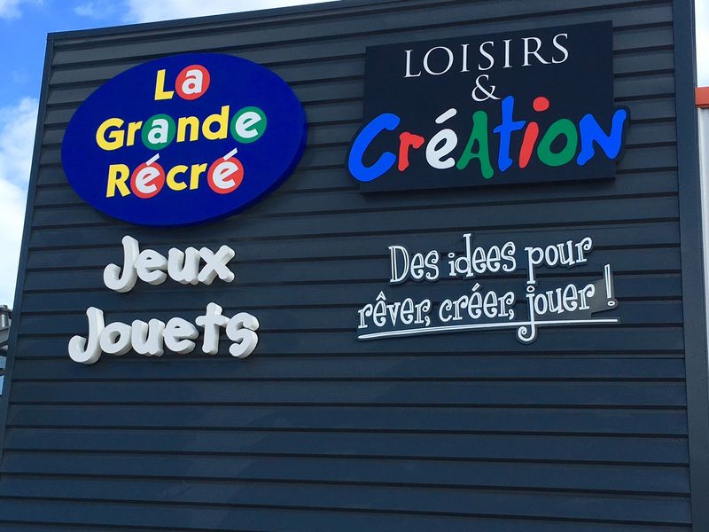 Enseignes lumineuses à Cabestany prés de Perpignan pour la Grande Récré