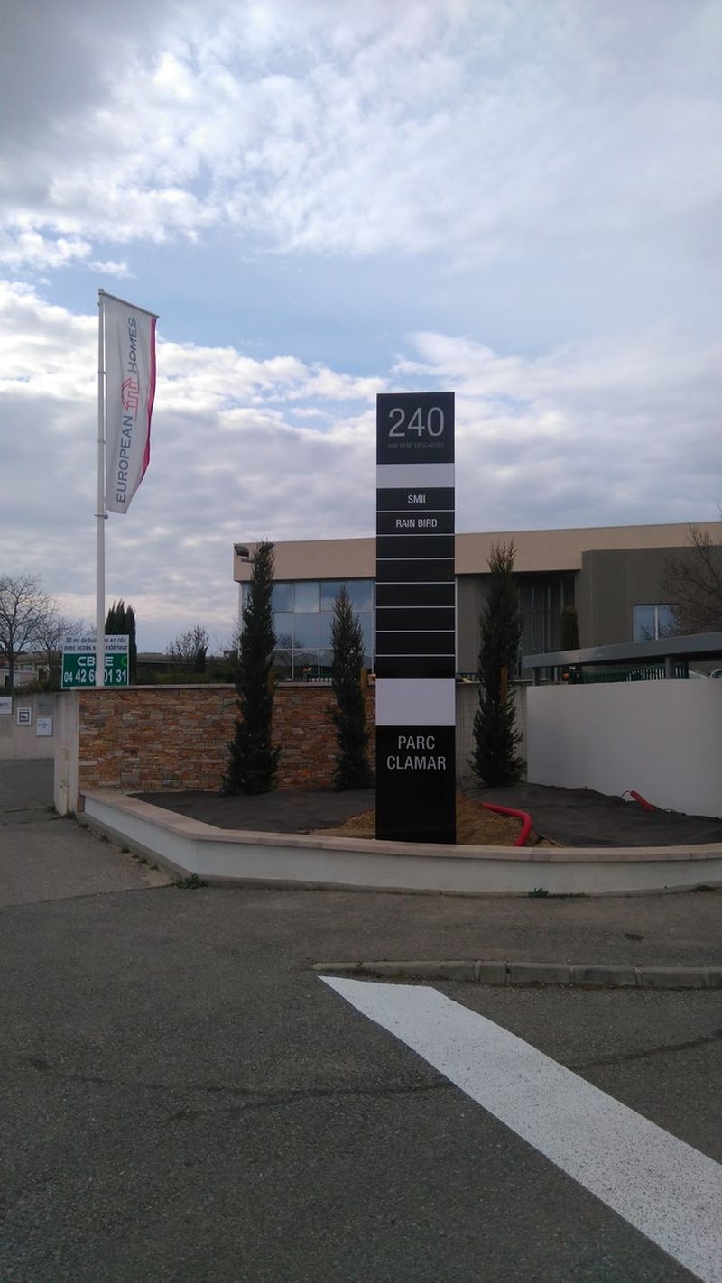 Fabrication d'un totem 3 faces à Aix en Provence, zone de la Duranne