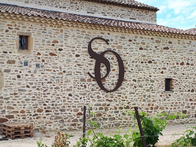 Lettres plates thermolaquées.