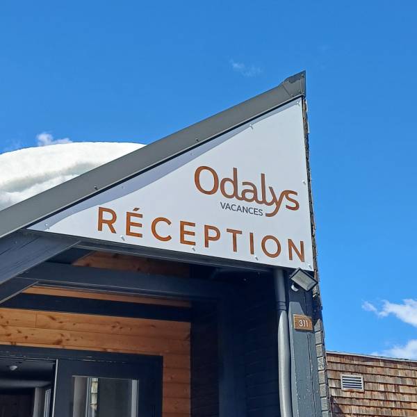 Enseigne réception en plaque d'alu matelbond avec lettrage en film adhésif standard teinté dans la masse.