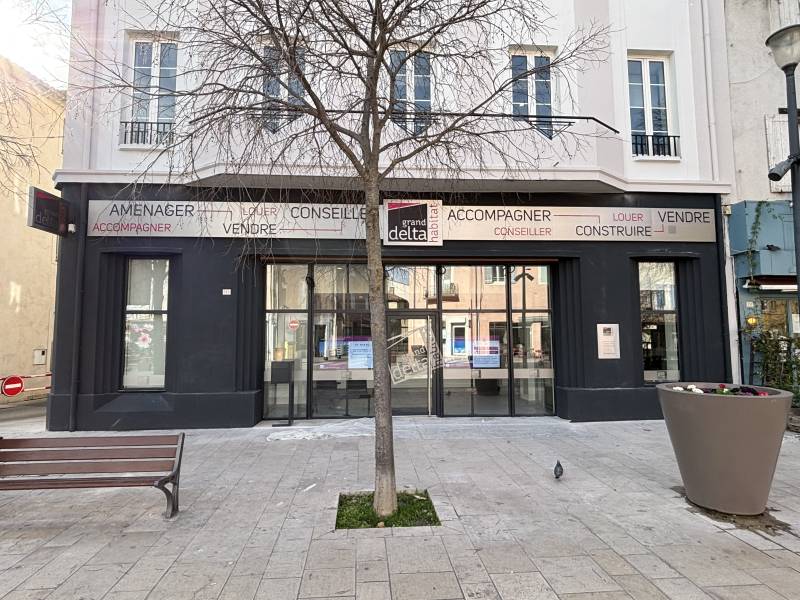 Enseigne bandeau + enseigne drapeau et vitrophanies pour Grand Delta Habitat Cavaillon.