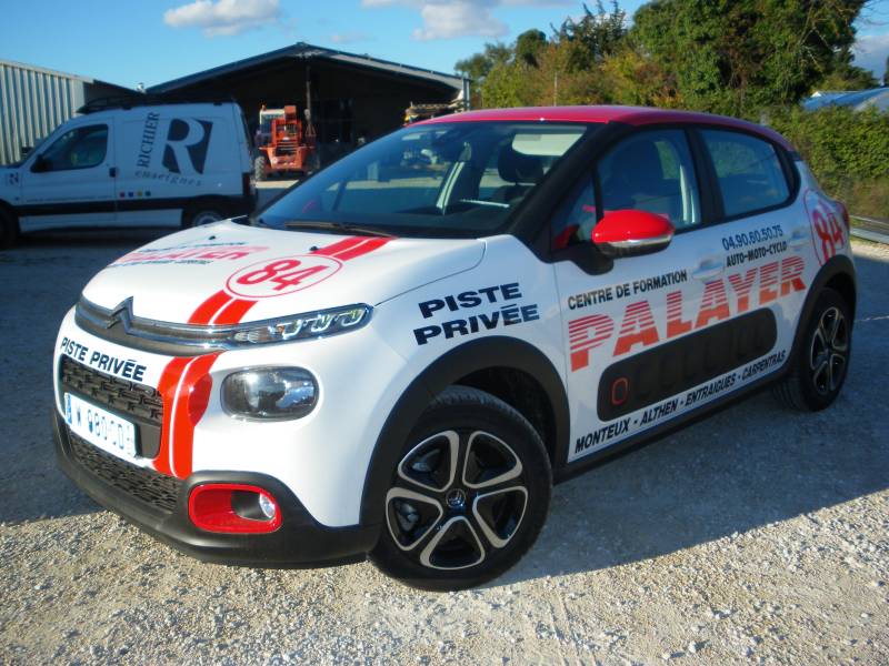 Décor véhicule pour l'auto école Palayer