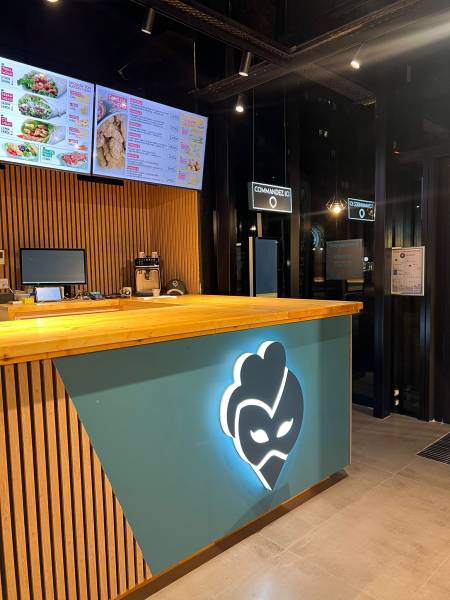 logo boitier plexiglas blanc diffusant faces et reliefs + décor en adhésif opaque vert découpe pochoir sur la face avec fond en PVC avec éclairage diodes