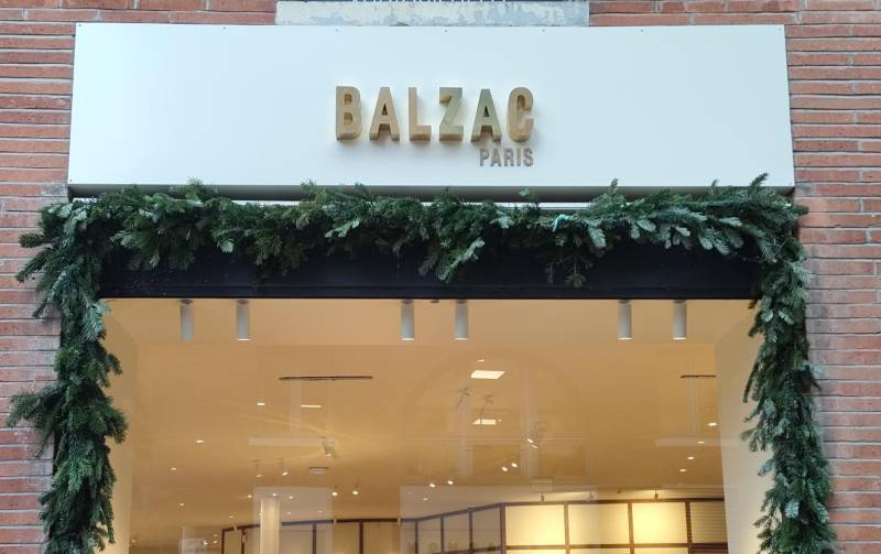 Lettres boitier en laiton poli vernis miroir + lettres decoupe à plat en laiton poli vernis miroir - ZOOM