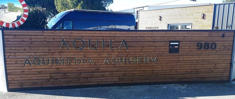 Fabrication et pose de lettres boitier pour la société AQUILA à Avignon. Lettres boitier aluminium