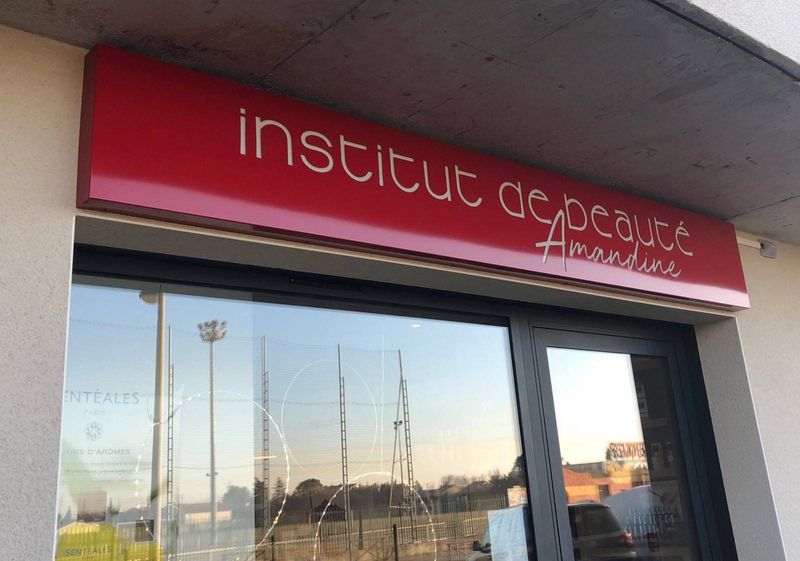 Fabrication d'un caisson lumineux en aluminium, à Monteux pour l'Institut de Beauté Amandine