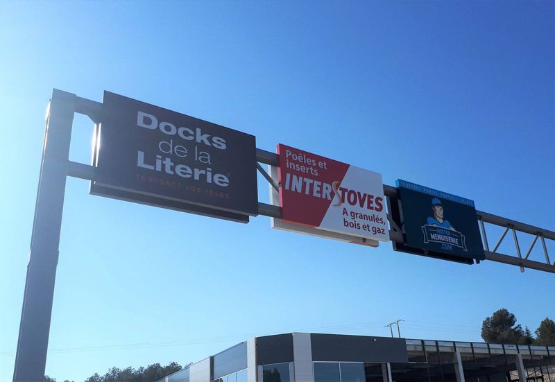 Caissons aluminium laqué avec plexiglas contre collé