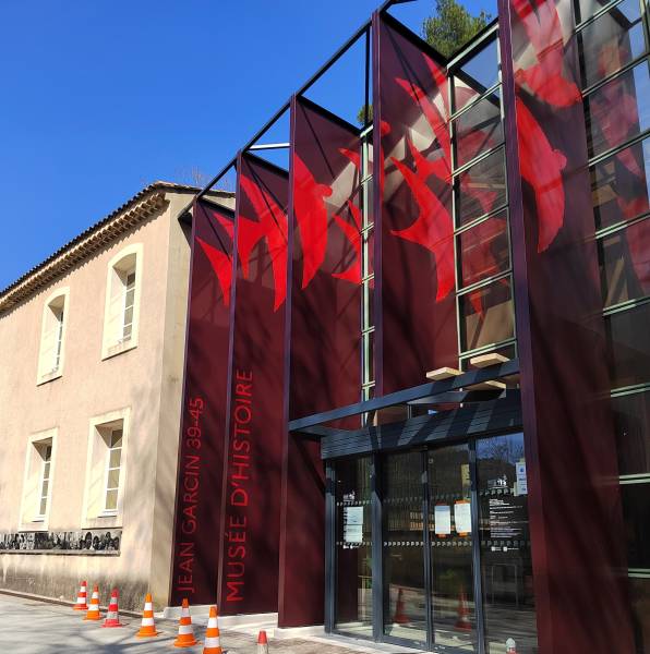 Habillage en film adhésif standar de couleur, teinté dans la masse sur tôle en aluminium.