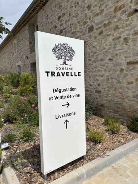 Totem publicitaire de petite taille conçu pour le Domaine de la Travelle — une signalétique élégante et durable signée Enseignes Richier.pour un domaine viticole