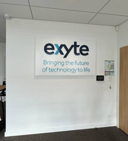 Caisson aluminium à Lyon avec texte en relief