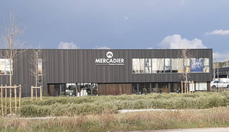 Façade avec lettres relief aluminium