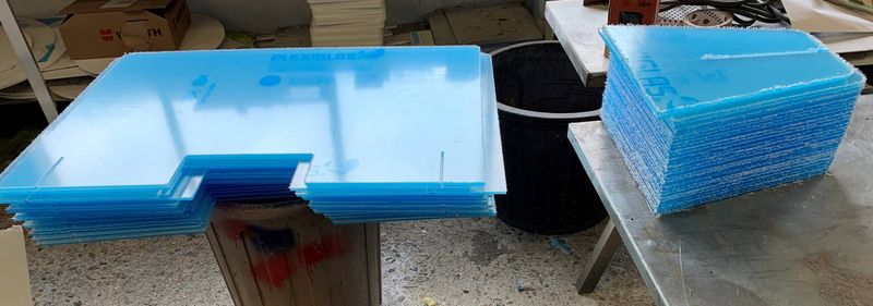 Découpe de Paravent de protection en plexiglas anti Covid 19